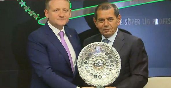 Kulüpler Birliği yeni başkanı Dursun Özbek, eski başkan Göksel Gümüşdağ'a plaket verdi