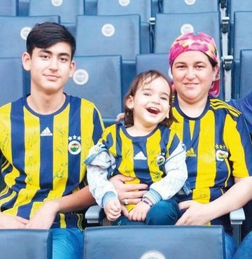 2 yaşındaki Kadir’in önce epilepsi olduğunu daha sonra beyninde, kalbinde ve gözünde tümör bulunduğunu öğrenildi. İki hastanedeki doktorlardan “Ameliyat çok riskli, yapamayız” yanıtı alan aile yeni bir umut peşinde koşuyor