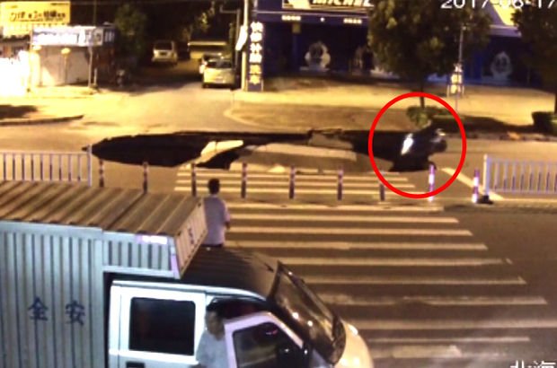 Çin'de motosiklet sürücüsü yoldaki koca çukuru görmedi!