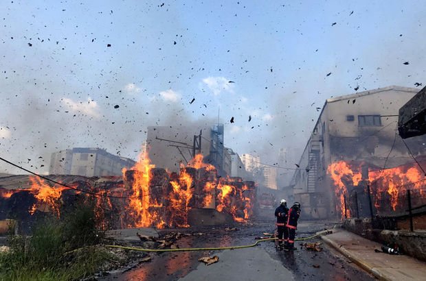 Sefaköy'de kağıt fabrikasında yangın
