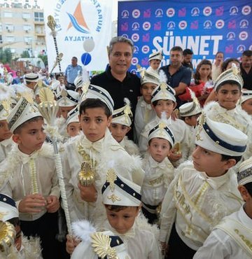 Çocuklar, "Benim adım Ali değil, yanlış kişiyi sünnet ediyorlar, polis çağırın", "Bir dakika bir şey söylemek istiyorum", "Neden beni kimse dinlemiyor, baba en azından sen dinle", "Bugün kalsa da yarın yapsak olmaz mı?", "Hemen tuvalete gidip, geleceğim