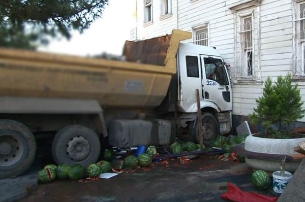 Hafriyat kamyonu Ahmet Mithat Efendi Yalısı'na çarptı