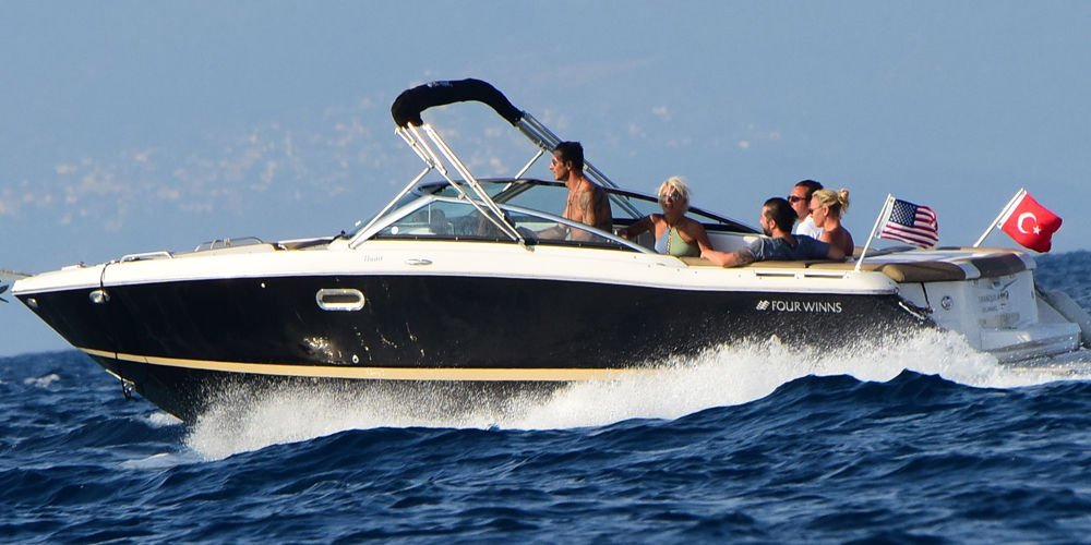 Arkadaşlarını gezdirdi