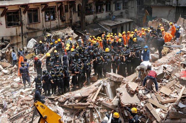 Hindistan'da bina çöktü