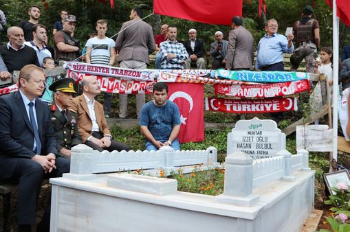 İçişleri Bakanı Süleyman Soylu ve Jandarma Genel Komutanı Arif Çetin, dün yaptıkları ziyarette, Trabzon'un Maçka ilçesi kırsalında PKK'lı teröristlece şehit edilen 15 yaşındaki Eren Bülbül'ün mezarını ziyaret ederek dua okumuştu.