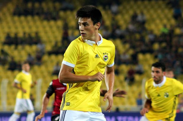 Eljif Elmas In Lisansi Cikarsa Van Persie Kadronun Disinda Kalabilir