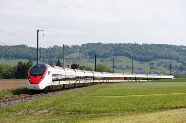 İsviçrede iki tren çarpıştı: 30 yaralı İsviçrede iki tren çarpıştı: 30 yaralı