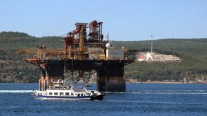 Dev petrol arama platformu Çanakkale Boğazı'na giriş yaptı