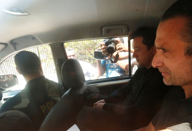 Wesley Batista (sol arkada) polis nezaretinde mahkeme götürülürken