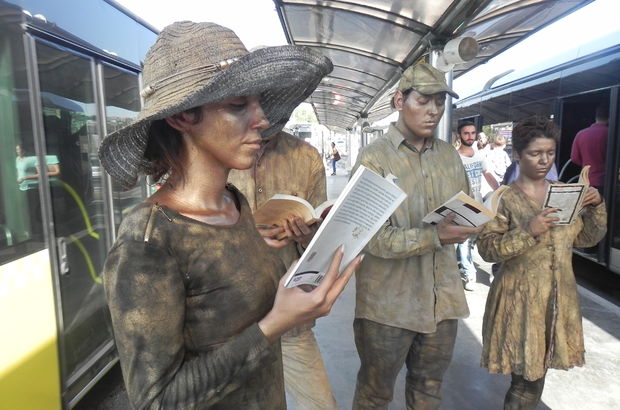 Heykel Adamların metrobüste 'Kitap Okuma' duruşu