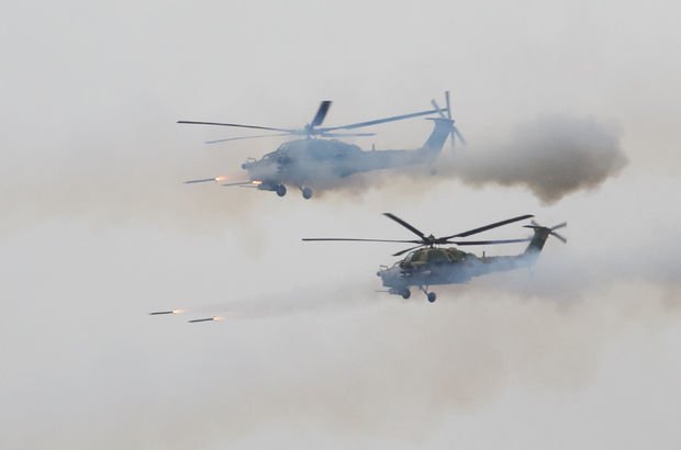 Rusya'nın düzenlediği Zapad 2017 tatbikatında bir helikopter yanlışlıkla araçları vurdu!