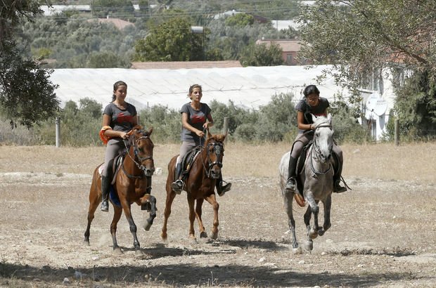 "Urla'nın atçı kızları" her yere atlarıyla gidiyor