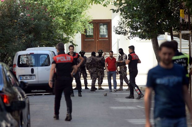 Bağcılar'da polis ile şüpheli arasında çatışma