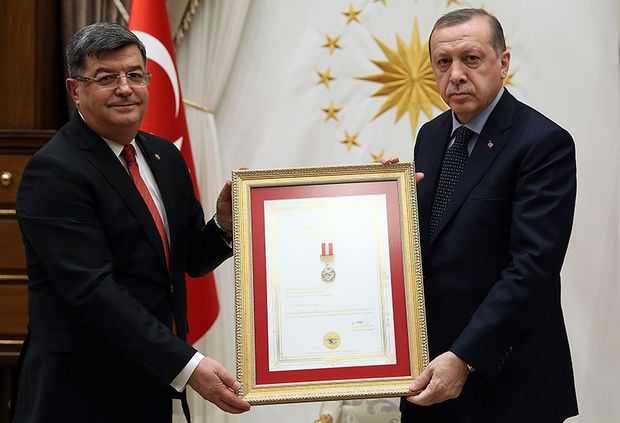THK Başkanı Kürşat Atılgan (solda) ve Cumhurbaşkanı Recep Tayyip Erdoğan (sağda)