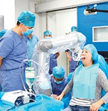 Çin’de kullanılan robot dişçiler, implant tedavisi gerçekleştirdi. İnsanların yardımı olmadan 1 saat boyunca implant tedavisi yapan robot dişçinin yanında önlem amaçlı olarak gerçek diş hekimleri de yer alıyor