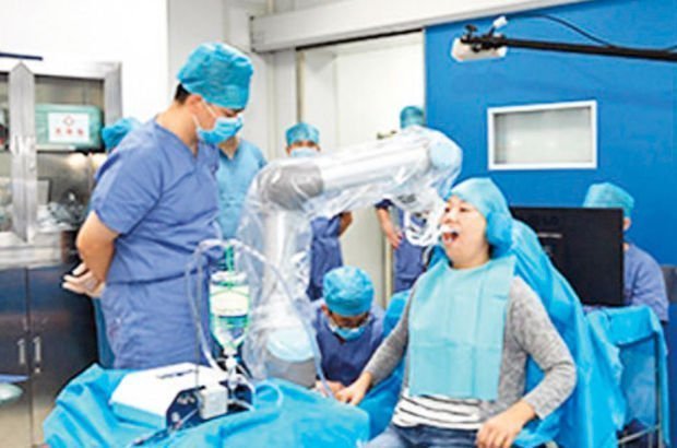 Robot dişçi implant taktı