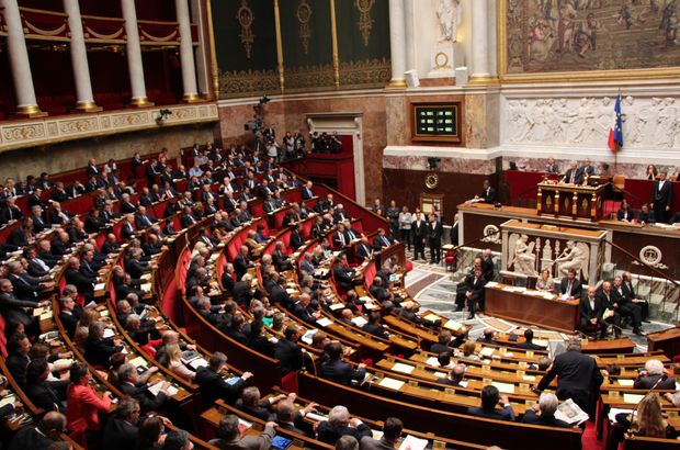 Fransa'da terörle mücadelede ev hapsi geliyor