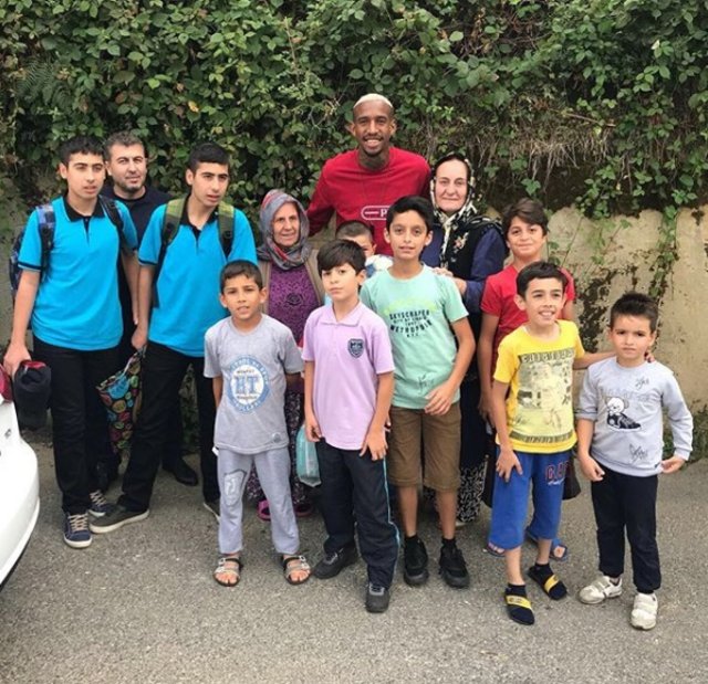 Beşiktaşlı Talisca bebek Talisca'yı ziyaret ederek erzak yardımında bulundu