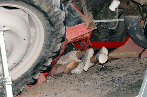 Erzincan'da devrilen traktörün altında sıkışan baba-oğul kurtarıldı