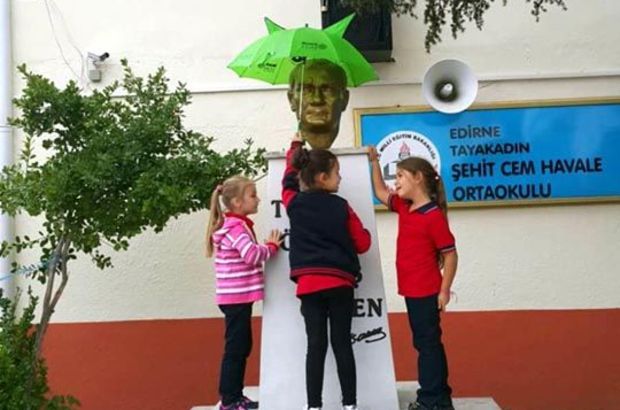 Edirne'de minik öğrenciler, Atatürk büstüne şemsiye tuttu