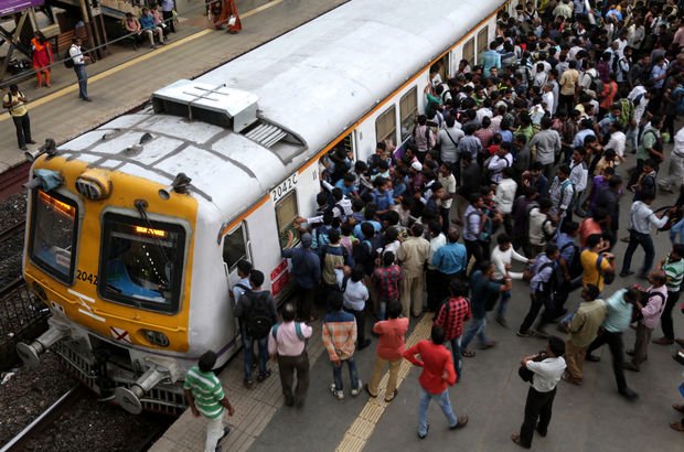 Mumbai'de tren istasyonunda izdiham: 22 ölü