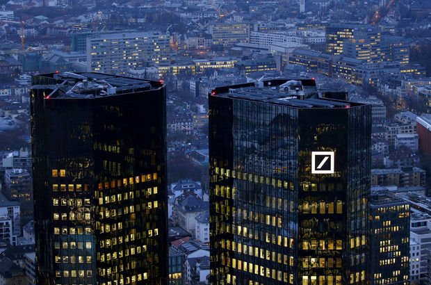 Fitch, Deutsche Bank'ın kredi notunu düşürdü