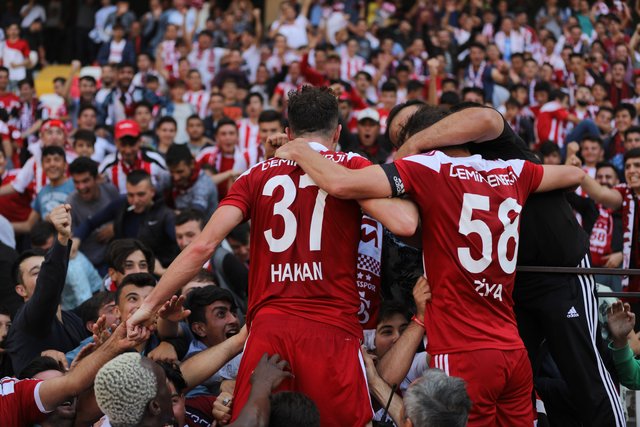 Antalyaspor maçında hat-trick yapan Hakan Arslan sosyal medyayı salladı!