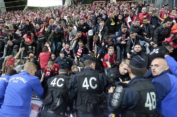 Fransa'da Amiens-Lille maçında deplasman tribünün bariyeri yıkıldı