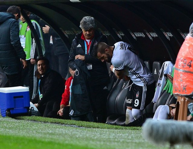 Beşiktaş'ta oyundan alınan Negredo kulübeye tekme attı