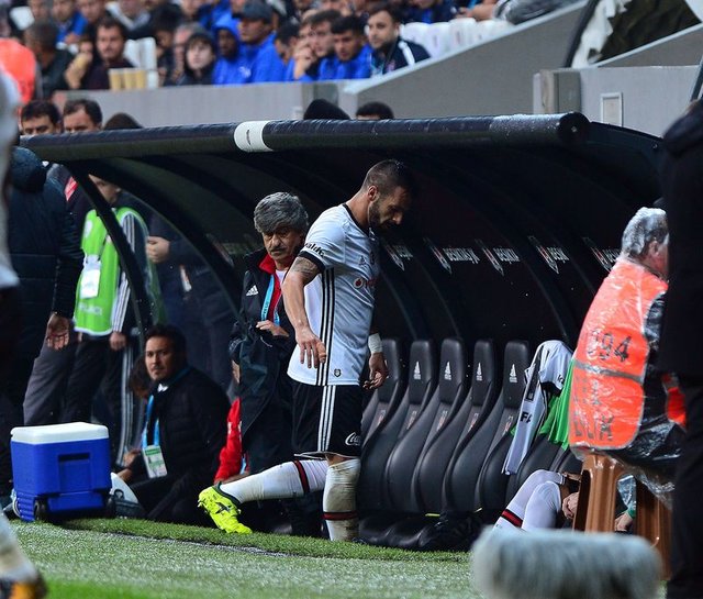 Beşiktaş'ta oyundan alınan Negredo kulübeye tekme attı