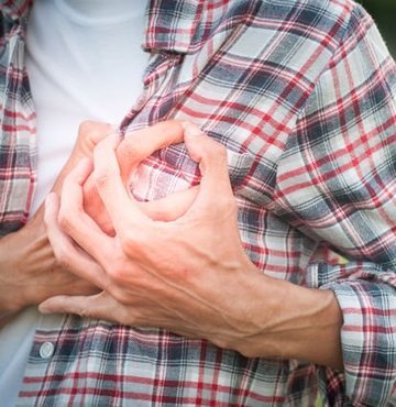 Son yaşanan iki kalp krizi vakası kalp kirizi yaş ortalamasının düştüğünü gösteriyor. Uzmanlar da bunu doğruluyor. Kalp krizi görülme riskinin yüzde 85’lik oranla erkeklerde yüksek olduğunu belirten uzmanlar kalp krizi geçirenlerin yaş ortalamasının son zamanlarda düştüğüne dikkat çekiyor. Uzmanlar stres faktörünü de hatırlatıyor!