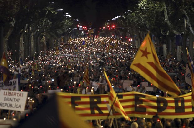 200 bin Katalan, tutuklamalara karşı sokaklara döküldü!