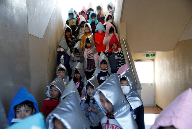Dünya çocuklarının okula giderken zorlu yolculuğu
