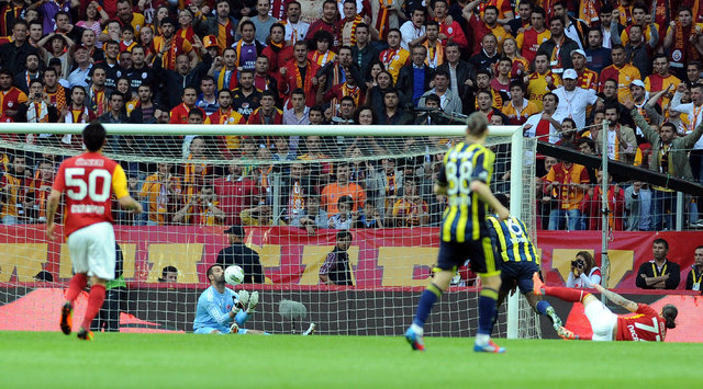 Galatasaray zirvedeyken Fenerbahçe kazanıyor