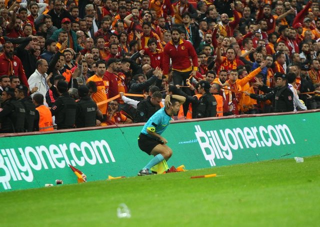 Galatasaray-Fenerbahçe derbisinde yaşanan gergin anlar