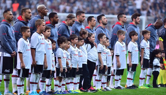 Atiba Hutchinson Beşiktaş Başakşehir maçı seremonisine oğlu Noah'la çıktı