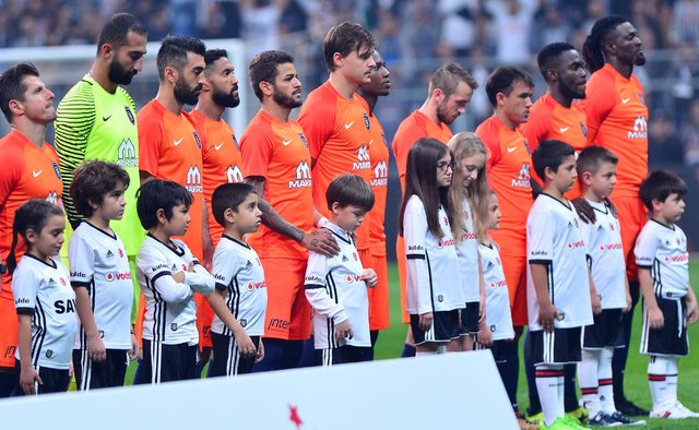 Atiba Hutchinson Beşiktaş Başakşehir maçı seremonisine oğlu Noah'la çıktı