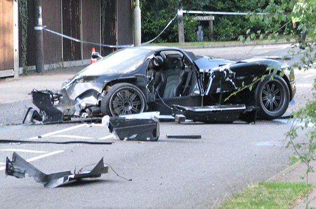 İngiltere: 6 milyon TL değerindeki süper araba kaza yaptı