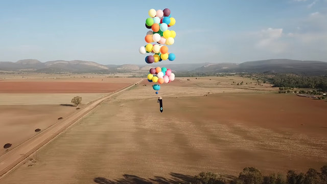 100 balon ve bir kamp sandalyesi ile havalandı