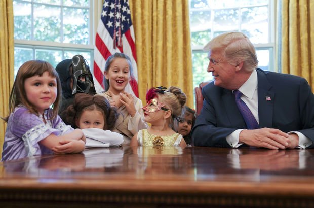 Trump çocuklarla bir olup medyaya gönderme yaptı!