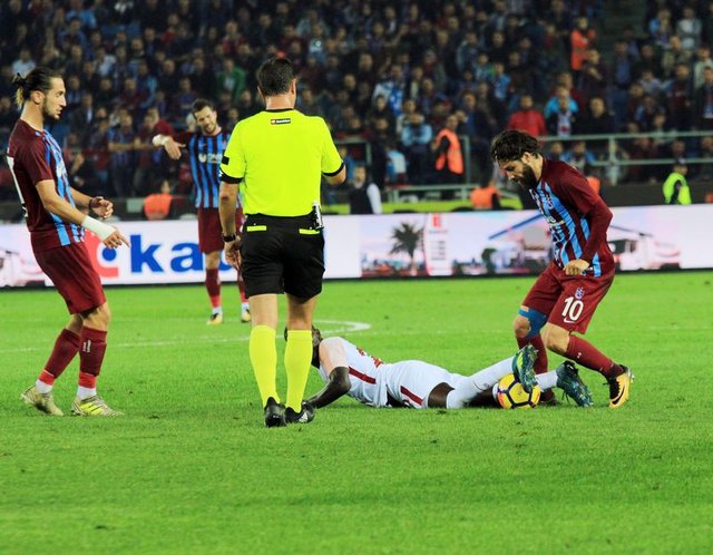Trabzonspor-Galatasaray maçında Olcay Şahan ve Feghouli kırmızı kart gördü