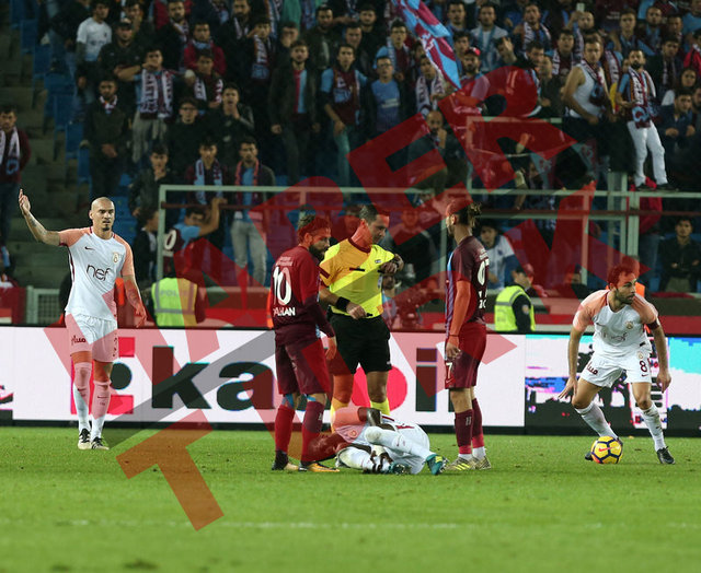 Trabzonspor-Galatasaray maçında Olcay Şahan ve Feghouli kırmızı kart gördü