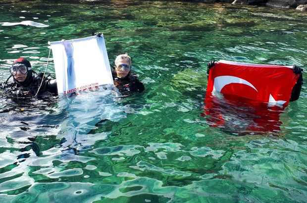 AKUT Bodrum'dan su altında Cumhuriyet kutlaması
