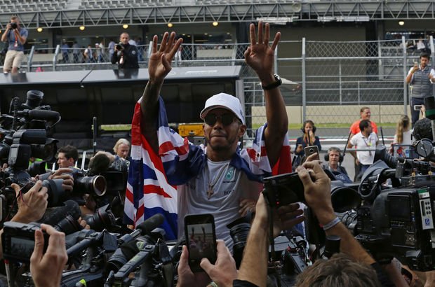 Lewis Hamilton şampiyonluk sayısını 4'e çıkardı