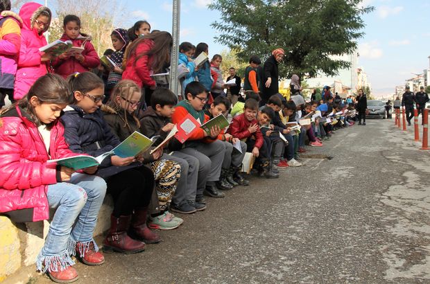 9 bin öğrenci kaldırımda kitap okudu