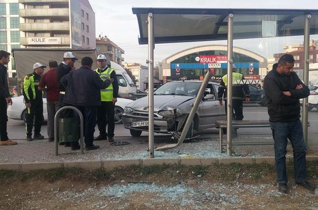 Bursa'da otomobil otobüs durağına daldı: 2 yaralı 