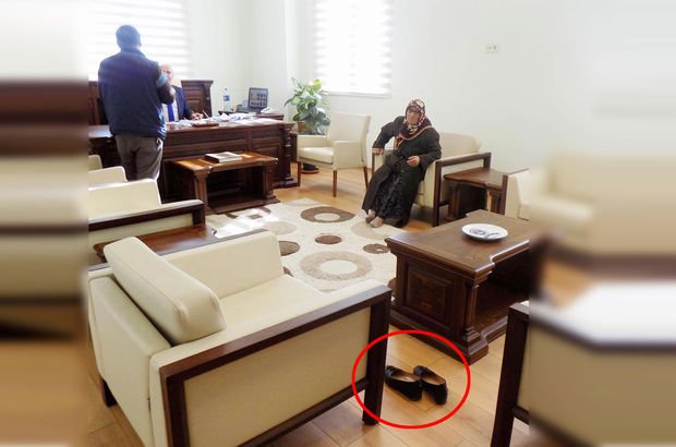 Vali yardımcısının odasında 'halı kirlenmesin' diye ayakkabılarını çıkardı