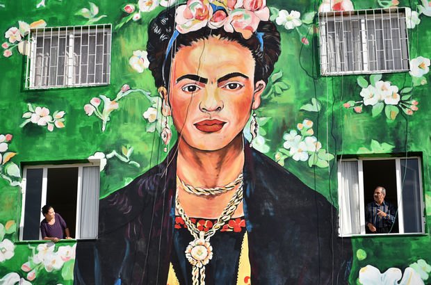 Mersin'de duvarlar Frida Kahlo ile renklendi