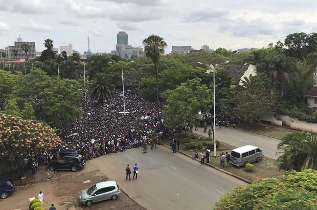 Zimbabve'de askeri darbenin ardından binlerce kişi Cumhurbaşkanlığı konutuna yürüyor!