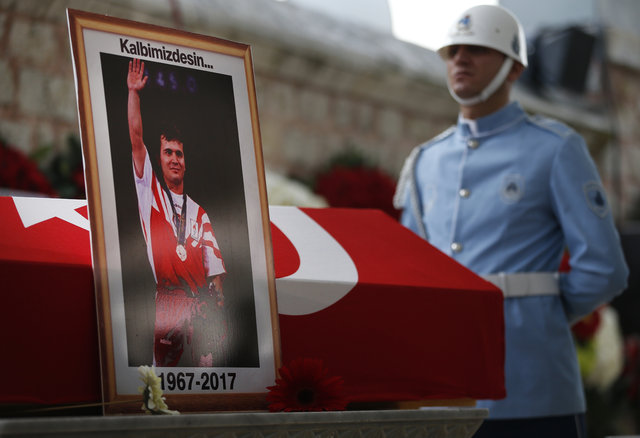 Naim Süleymanoğlu'nun cenaze törenine damga vurdu